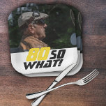 Grappig 80, wat Quote Foto 80th Birthday Papieren Bordje<br><div class="desc">Grappig 80 dus wat Quote Photo 80th Birthday Party Paper Borden. Een motivatie en grappige tekst 80 Dus wat is geweldig voor een persoon met een gevoel van humor. De tekst is geel en zwart van kleur. Voeg je foto toe. Je kunt de leeftijd veranderen.</div>