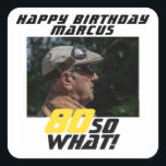 Grappig 80, wat Quote Foto 80th Birthday Vierkante Sticker<br><div class="desc">Grappig 80 dus wat Quote Foto 80th Birthday Sticker. Een motivatie en grappige tekst 80 Wat geweldig is voor een persoon met een gevoel van humor. De tekst is geel en zwart. Voeg je foto toe. Je kunt de leeftijd veranderen.</div>