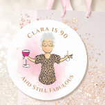 Grappig 90 en Fabulous Cartoon 90th Birthday Sassy Ronde Sticker<br><div class="desc">Is er iemand speciaal die 90 wordt en die je wilt vieren? Deze 90 en nog steeds Fabulous sticker is geweldig voor geschenktassen, decoreren, enveloppen en nog veel meer! Pas aan met haar naam of wijzig zelfs het jaar ... U kunt alle tekst wijzigen om uw feest aan te vullen!!!...</div>