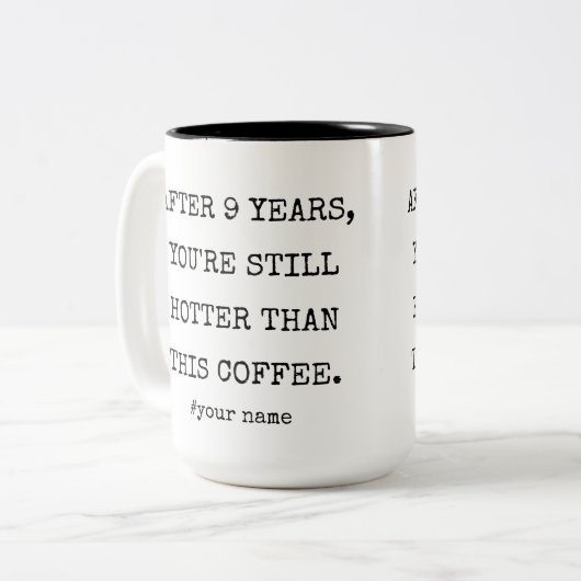 Grappig 9e Aardewerk Jubileum voor echtgenoot Vrou Tweekleurige Koffiemok (Voorkant links)