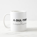 Grappig Adulting Koffiemok<br><div class="desc">Voor degenen die naar hun eigen huis zijn verhuisd en verantwoordelijk moeten worden voor alledaagse klusjes! Met het leuke gezegde 'A-DUL-TING, NOUN, DE DWAZE DINGEN DIE WE MOETEN DOEN OM TE BEWIJZEN DAT WE EEN VOLWASSENE ZIJN'. Een grappig cadeau voor elke volwassene voor alle gelegenheden, zou geweldig zijn als een...</div>