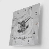 grappig afbeelding van akita glimlachend met leuke vierkante klok (Hoek)