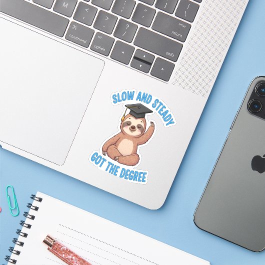 Grappig Afstuderen Sloth Sticker (Laptop met iPhone)