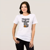 Grappig Afval of Behandel Wasbeer Halloween-ontwer Tri-Blend Shirt (Voorkant volledig)