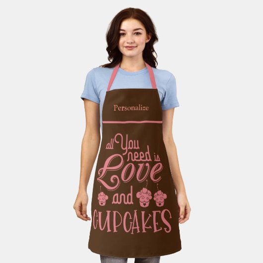 Grappig alles wat je nodig hebt is Love Cupcakes Q Schort (Gedragen)