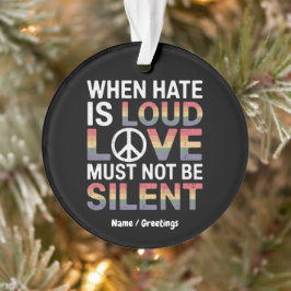 Grappig als haat luid is, moet liefde niet zwijgen ornament