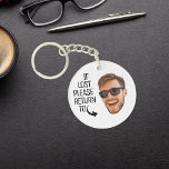 Grappig als verloren terugkeer naar Mannen gezicht Sleutelhanger<br><div class="desc">Grappige gepersonaliseerde sleutelhanger voor mannen met de quote "Als verloren ga alsjeblieft terug naar" en een afbeelding. Upload een foto om deze zelf te maken. Om een uitsnede te gebruiken, moet de achtergrond een transparant png-bestand zijn. Om de uitsnede van het gezicht te maken, kunt u elke gratis mobiele app...</div>