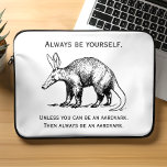 Grappig altijd jezelf of Aardvark zijn Laptop Sleeve<br><div class="desc">"Altijd jezelf zijn. Tenzij je een aardvark kunt zijn. Dan moet je altijd een aardvark zijn." Deze woorden van wijsheid gaan vergezeld van een zwart-witte illustratie van een aardvark.</div>