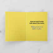 Grappig apen met een slechte kapotte haas kaart (Binnen)