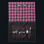 Grappig bakken tot je het roze geplakt hebt theedoek<br><div class="desc">Grappig en cool keukenhanddoek om het koken leuker te maken. Gepersonaliseerd geschenk voor familie en vrienden die graag koken, bakken en een nieuw recept proberen in de keuken. Pas de formulering aan zodat deze bij uw gelegenheid past. U kunt het Hulpmiddel van het Ontwerp gebruiken om het doopvonttype, de doopvontkleur...</div>