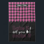 Grappig bakken tot je het roze geplakt hebt theedoek<br><div class="desc">Grappig en cool keukenhanddoek om het koken leuker te maken. Gepersonaliseerd geschenk voor familie en vrienden die graag koken, bakken en een nieuw recept proberen in de keuken. Pas de formulering aan zodat deze bij uw gelegenheid past. U kunt het Hulpmiddel van het Ontwerp gebruiken om het doopvonttype, de doopvontkleur...</div>