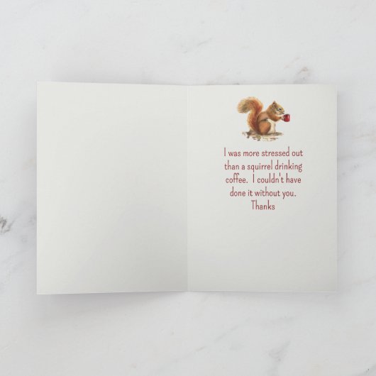 Grappig bedankt eekhoorn die koffie drink (Binnen)