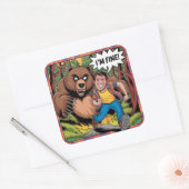 Grappig Beer Chase "I'm Fine" Cartoon Illustratie Vierkante Sticker (Envelop)