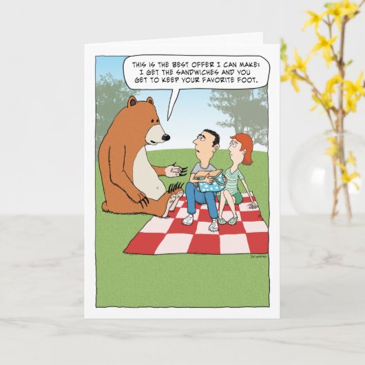 Grappig Beer dat een Picnic Birthday overspoelt Kaart (Gele Bloem)