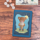 Grappig Beer Eating Ice Cream Kind Blue Wallet Drievoud Portemonnee<br><div class="desc">Een schattige portemonnee voor kinderen met een gekke bruin beer dat een gigantische ijskegel eet. Personaliseer het met de naam van het kind. © ArianeC Illustrations-Alle rechten voorbehouden</div>