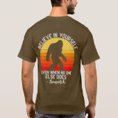Grappig bericht van Big Foot/Sasquatch achteraan T-shirt (Achterkant)