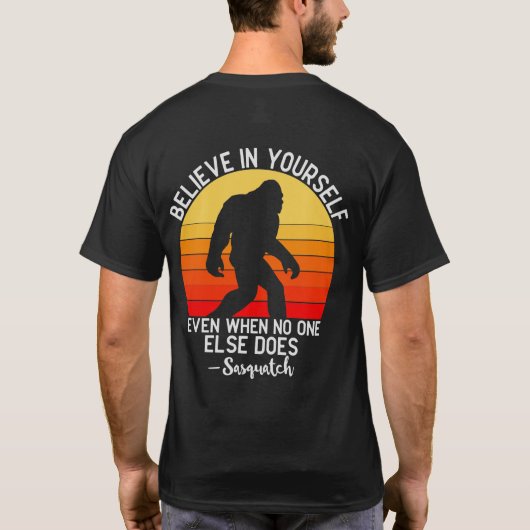 Grappig bericht van Big Foot/Sasquatch T-Shirt (Achterkant)