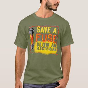 Grappig Bewaar een zekering blazen een elektricien T-shirt
