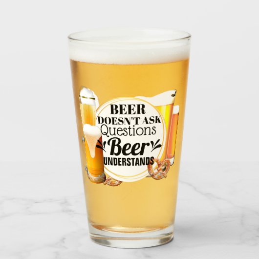 Grappig bier stelt geen vragen die begrijpen dat h glas (Voorkant gevuld)