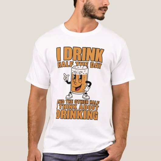 Grappig Bier T-Shirt | Ik Drink de Halve Dag (Voorkant)