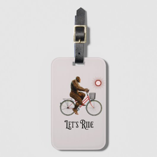 Grappig Bigfoot Fietsavontuur Retro Bagagelabel (Voorkant (verticaal))