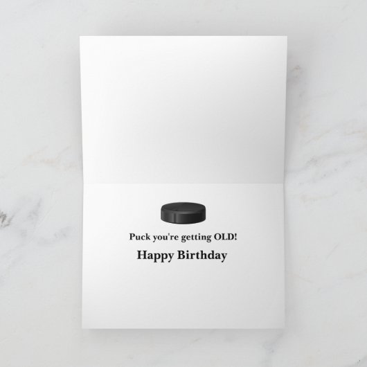Grappig Birthday Puck Je bent oude Hockey Player Kaart (Binnen)