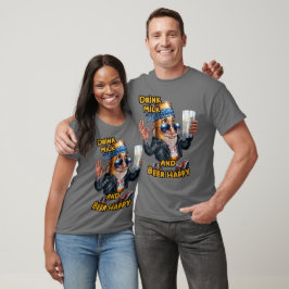 Grappig blikje bier dat melk drinkt op een donkerg t-shirt