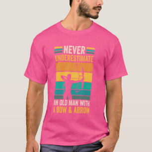 Grappig boogschieten Oud Man met een boog & pijl b T-shirt