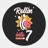 Grappig Bowling 7e verjaardag Rollin' Into 7 Ronde Sticker (Voorkant)