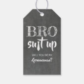 Grappig Bro Suit Up Groomsman voorstel Cadeaulabel (Voorkant)