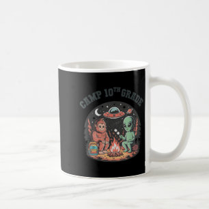 Grappig Camp Out 10e Grade Bigfoot Camping Alien C Koffiemok