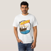 Grappig cartoonschip van een piraat t-shirt (Voorkant volledig)