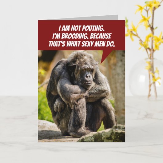 Grappig Chimpansee pouting, want het is een Man di Kaart (Gele Bloem)