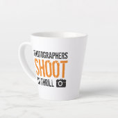 Grappig citaat: Fotografen schieten naar Thrill. Latte Mok (Linkerhoek)