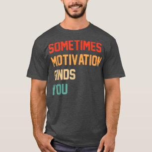 Grappig citaat soms vindt Motivation u T-shirt