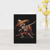 Grappig Dabende Mexicaans Skelet Poncho Cinco De M Kaart (Gele Bloem)