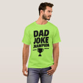 Grappig 'Dad Joke Champion' T-shirt met Trophy Ico (Voorkant volledig)