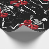 Grappig Dancing Skelton en Red Bow Wrapping Paper Cadeaupapier (Hoek)