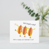 Grappig dansende hotdogs vieren liefde. briefkaart (Staand voorkant)