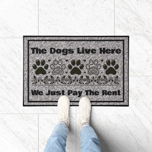 Grappig dat de honden hier wonen betalen we gewoon deurmat