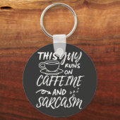 Grappig dat deze man op Caffeine en Sarcasm loopt Sleutelhanger (Voorkant)