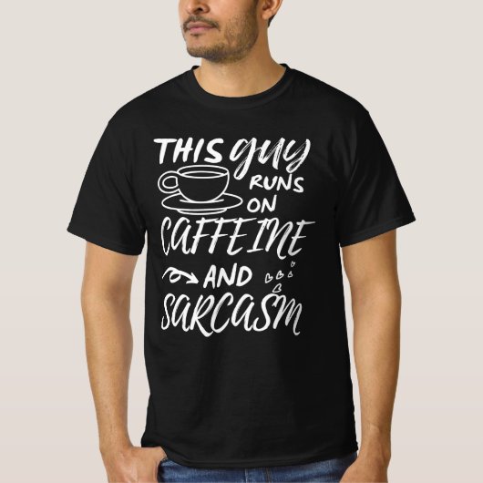 Grappig dat deze man op Caffeine en Sarcasm loopt T-shirt (Voorkant)