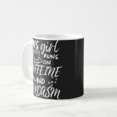 Grappig dat dit meisje op Caffeine en Sarcasm loop Koffiemok (Voorkant links)