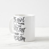 Grappig dat dit meisje op Caffeine en Sarcasm loop Koffiemok (Voorkant links)