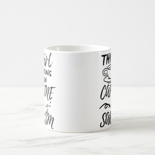 Grappig dat dit meisje op Caffeine en Sarcasm loop Koffiemok (Center)