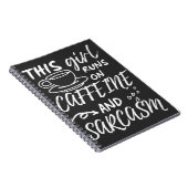 Grappig dat dit meisje op Caffeine en Sarcasm loop Notitieboek (Rechterzijde)