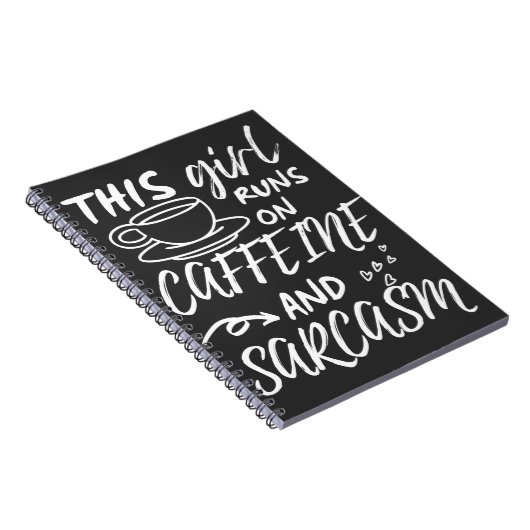 Grappig dat dit meisje op Caffeine en Sarcasm loop Notitieboek (Rechterzijde)