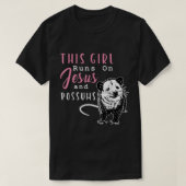 Grappig dat dit meisje op Jezus en Possum Opossum2 T-shirt (Design voorkant)