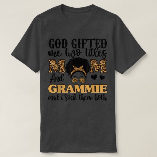 Grappig dat God me twee titels gaf: mama en Grammi T-shirt (Design voorkant)