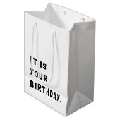 Grappig dat het jouw verjaardag is medium cadeauzakje (Voorkant Gekanteld)